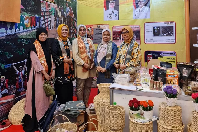 Kabid PUG DP3AP2KB, Fatmah Sayang, saat memamerkan produk usaha dari kelompok PEKKA di Pekan Raya Sulsel  (Dok. Istimewa)