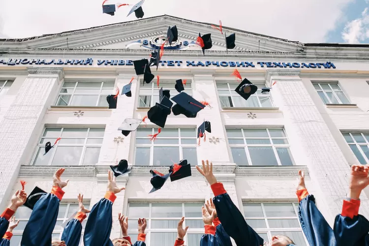 Menjelang hari wisuda pasti banyak hal yang harus dipersiapkan sebelum acara berlangsung untuk mengabadikan momen penting kamu (Unsplash/Vasily Koloda)
