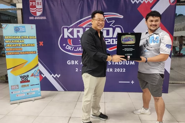 Penyerahan Tropy juara umum kepada pelatih klub Millennium Aquatic Jakarta.