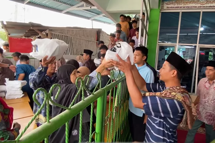Penyerahan nasi kotak Jumat Berkah bersama Gerindra di Masjid Nurul Falah, Kelurahan Tanjung Paku, Kota Solok (Ist)