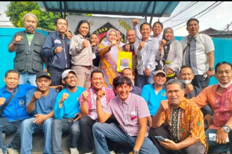 Kepala Kantor BPN Kota Depok Setyo Anggraini foto bersama dengan wartawan anggota PWI Depok (Ist)