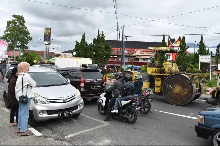 Kepadatan arus di Jalan Soekarno-Hatta Kota Bukittinggi saat dilakukan pengaspalan (HarianHaluan.com / Vesco Davian)