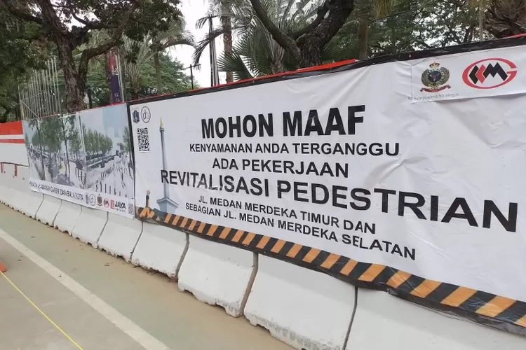 Proyek revitalisasi pendestrian di depan kantor Gubernur DKI Jakarta Jalan Nerdeka  Selatan.