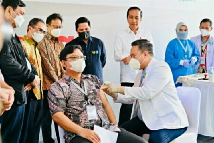 Inovac Beda dengan Indovac. Presiden Jokowi meninjau langsung penyuntikan perdana Vaksin Indovac untuk Booster ini di PT Bio Farma, Bandung, Kamis (13/10/2022). (BPMI Setpres)