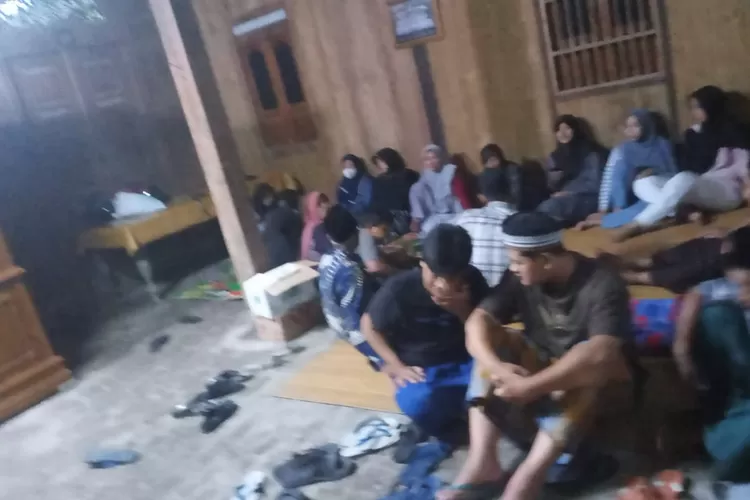  Keluarga Mundakir menunggu kabar keberadaan salah satu ABK kapal Kargo.  ((Edi Prayitno/ kontributor Kendal))