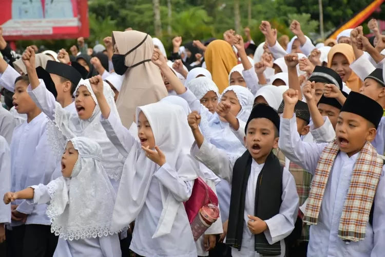 Penyambutan Ustadz Abdul Somad (UAS) di Nagari Lawang, Kecamatan Matur, Kabupaten Agam oleh ratusan masyarakat yang antusias  ((AMC News/Depit))