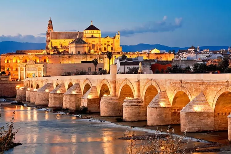 Jembatan Cordoba yang berusia ratusan tahun (istockphoto.com)