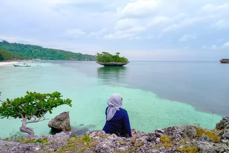 Keindahan destinasi wisata alam Pantai Kasuso dengan latar batu taha di Kabupaten Bulukumba, Sulawesi Selatan (Instagram @h_ikmah)