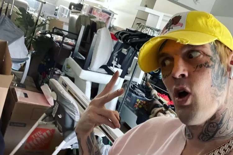 Potret pribadi penyanyi rapper Aaron Carter yang sedang membereskan garasi dengan barang pribadinya (Instagram @aaroncarter)