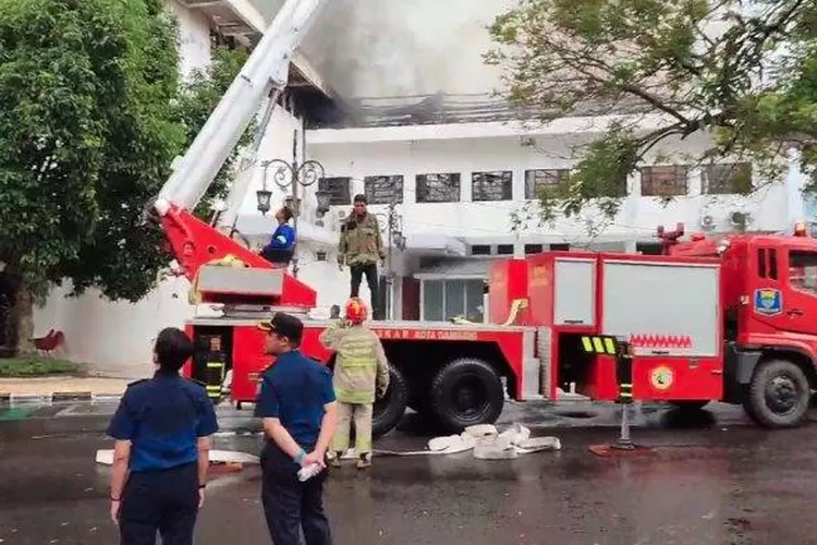 kebakaran hebat terjadi di Balai Kota Bandung. Petugas Pemadam Kebakaran memadamkan api