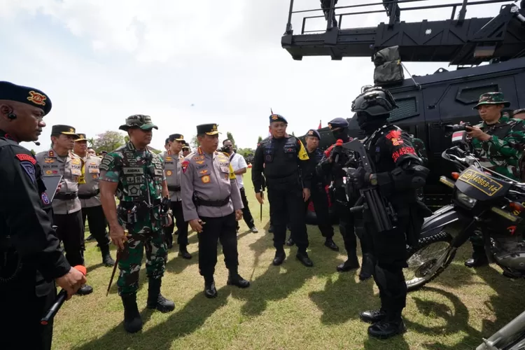 Kapolri Jenderal Listyo Sigit Prabowo bersama Panglima TNI Jenderal Andika Perkasa memimpin apel gelar pasukan Operasi Puri Agung 2022 dalam rangka pengamanan puncak forum Konferensi Tingkat Tinggi (KTT) G20 di Bali pada 15-16 November (istimewa )