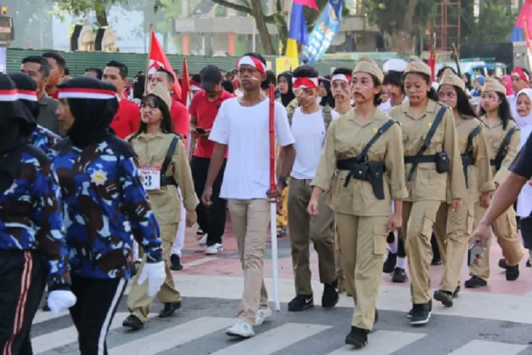 Gelaran CFD di Medan Sumatera Utara dimeriahkan dengan jalan santai bertemakan pahlawan.(Dinas Kominfo Kota Medan) (Dinas Kominfo Kota Medan)