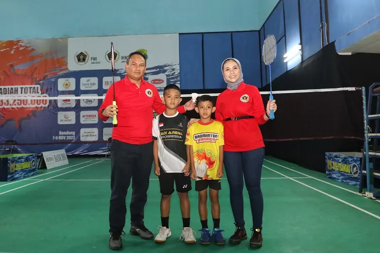 PWI dan IKWI Jabar menggelar Turnamen Bulutangkis se-Jawa Barat &ldquo;PWI Cup&rdquo; 2022 yang digelar di GOR Bulutangkis PWI Jawa Barat. (istimewa)
