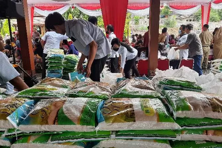 Ribuan paket sembako dijual dengan harga murah di Kota Solo (Endang Kusumastuti)