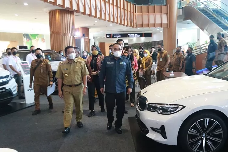 Pj Gubernur Banten Al Muktabar didampingi Kepala Bapenda Opar Sochari di pembukaan Automotive Exhibition Tahun 2022 (foto: Biro Adpim Pemprov Banten)