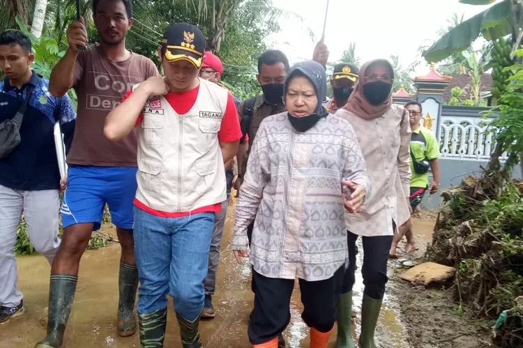 Mensos Tri Rismaharini (depan) mengunjungi daerah bencana banjir Trenggalek. 