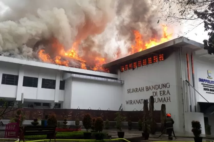 Gedung Balai Kota Bandung terbakar, pagi ini