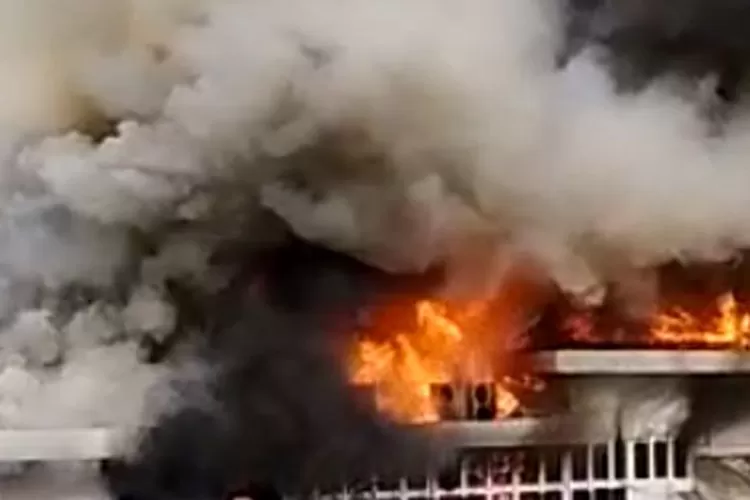 Api melahap bangunan Balai Kota Bandung yang terbakar pagi ini