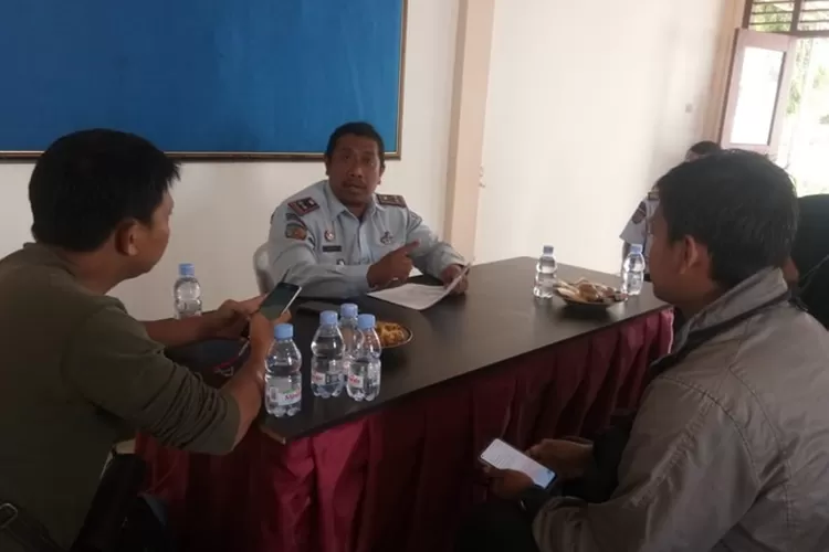 Kepala Lapas Kelas IIB Batang, Rindra Wardana saat memberika keterangan kepada awak media terkait narapidana yang bunuh diri.  (Muslihun/Kontributor Batang)