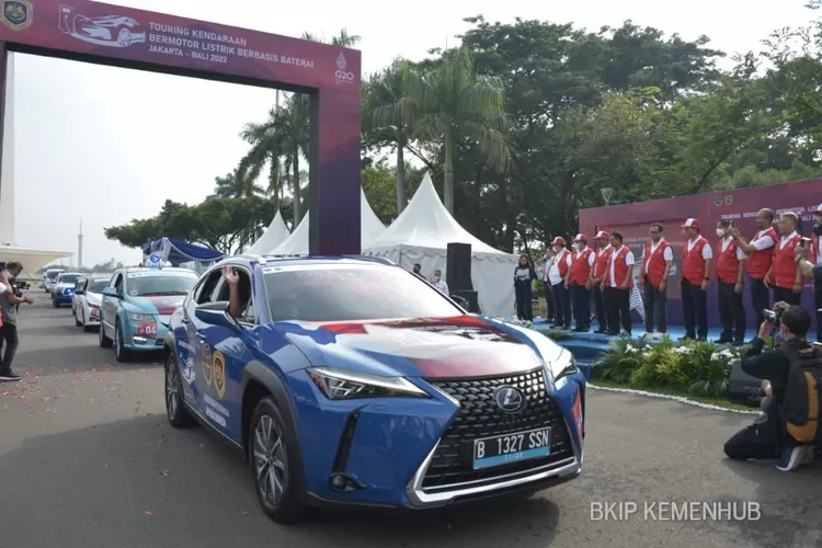 Menhub Budi Karya Sumadi lepas touring mobil listrik Jakarta-Bali