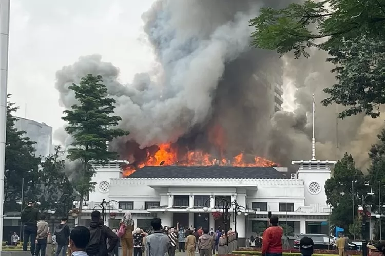Gedung Balai Kota Bandung yang berada di Jalan Wastukencana no 2, Kecamatan Sumur Bandung, Kota Bandung, terbakar hebat, Senin (7/11/2022). (Twitter @infobdg)