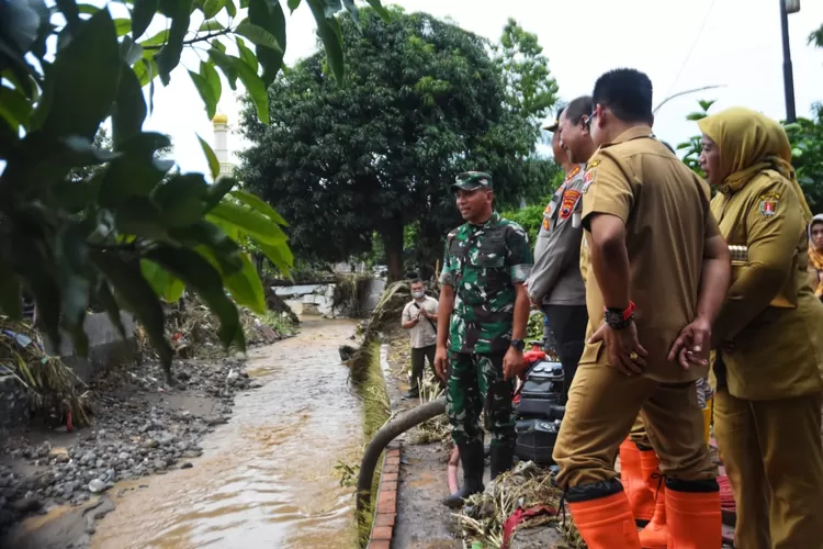 Forkopimda Semarang saat berkung ke DAS Sungai Bringin yang menyebabkan banjir di Perumahan Wahyu Utomo Ngaliyan. (Ayosemarang.com/ Audrian Firhannusa)