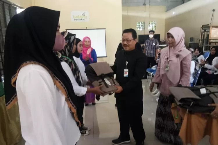 Kepala Disnakertrans menyematkan tanda peserta pelatihan kerja DBHC HT.  (Muslihun/Kontrihutor Batang)
