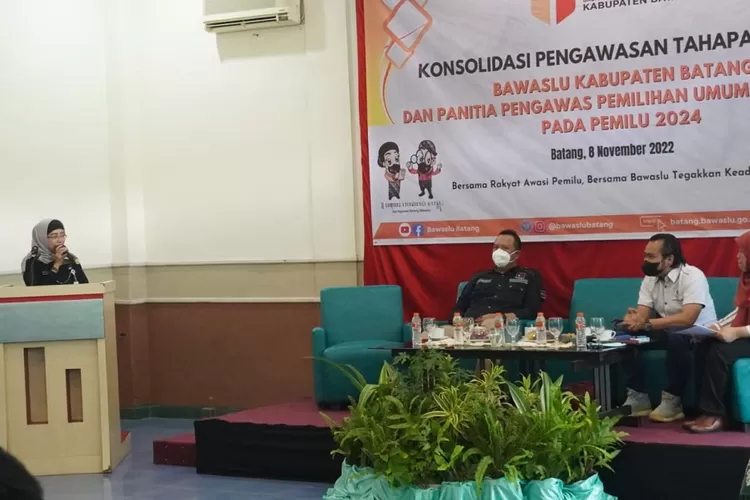 PJ Bupati Batang Lani Dwi Rejeki saat membuka kegiatan konsoludasi tahapan pengawasan Pemilu 2024. Foto: Muslihun kontributor Batang. 