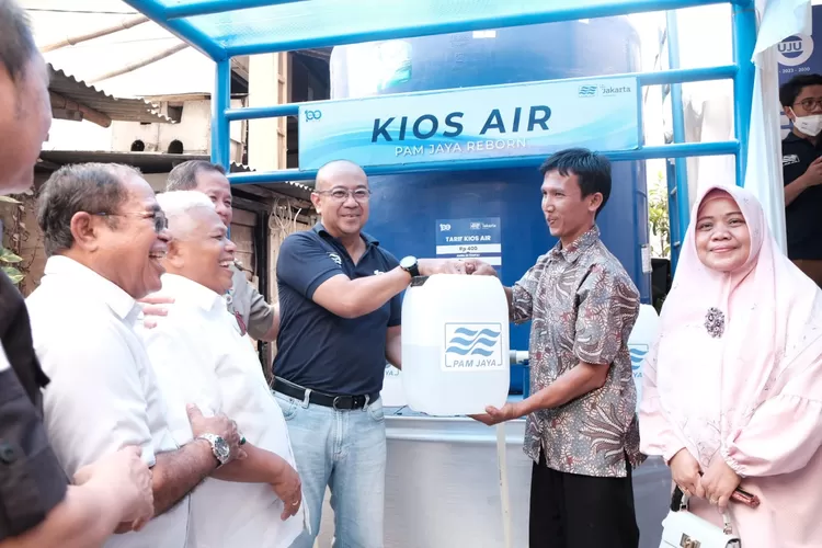 Dirut PAM Jaya Arief Nasrudin menyerahkan galon air bersih kepada warga Muara Angke,  menandai peresmian kios aur bersih, Selasa (8/11/2022) 