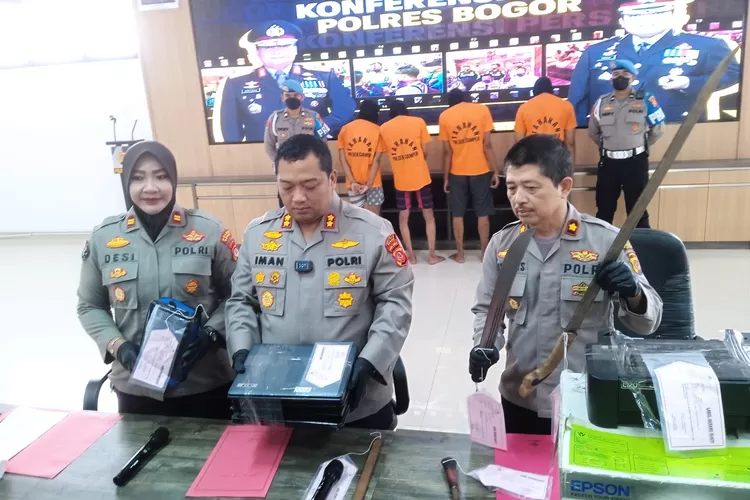 Anggota TOM Gangter Bogor kedapatan menguasai narkotika jenis ganja saat tertangkap polisi.