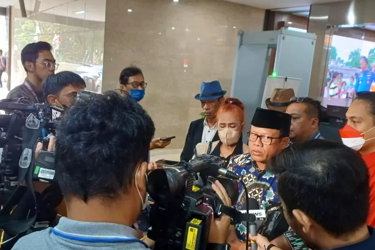 Didampingi IPW dan  Lembaga Bantuan Hukum Keadilan Bogor Ray,  Getwien Winanda Mosse (ibu kandung korban pembunuhan Putri Mega Umboh), Selasa (08/11/2022) , mendatangi Bareskrim untuk mencari keadilan atas dugaan rekayasa yang menersangkakan AKBP Mindo Tampubolon. (Sadono )