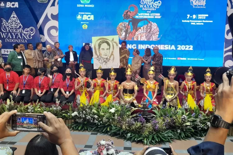 Dirjen Kebudayaan Kemendikbud Ristek Hilmar Farid (Keempat dari kanan) menerima  kenang-kenangan  foto sketsa usai membuka Pekan Wayang Indonesia 2022 di Gedung Pewayangan Kautama TMII, Selasa (8/11/2022). (Yon Parjiyono)
