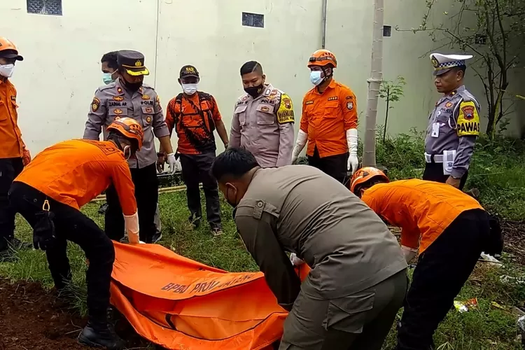 Mayat yang ditemukan di dalam sumur di Desa Pesawahan diduga merupakan korban pembunuhan. (Edi Prayitno/ Kontributor Kendal)