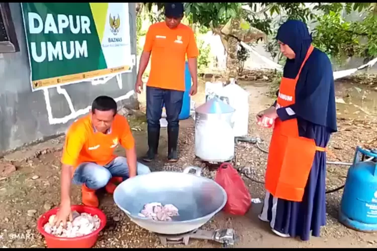 Dapur umum yang didirikan Baznas untuk menyediakan makanan siap santap bagi  23.000 an orang korban bencana banjir di Aceh Tamiang.