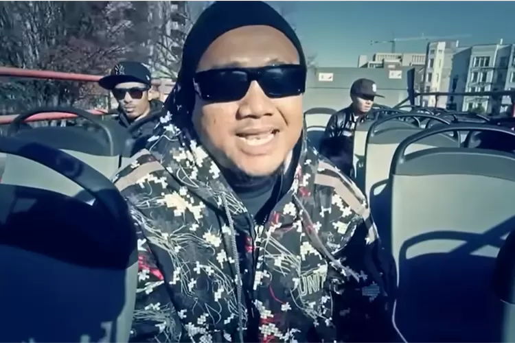 Lagu Cintamu Sepahit Topi Miring oleh Jogja Hip Hop Foundation (youtube.com/killthetv)