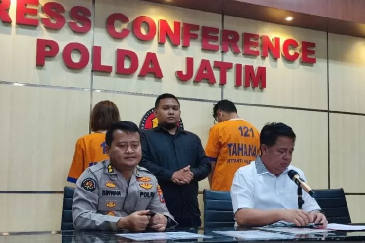 Polisi saat merilis pengungkapan kasus video porno Kebaya Merah di Mapolda Jatim, Surabaya, Selasa (8/11/2022).  (ANTARA/Willy Irawan)