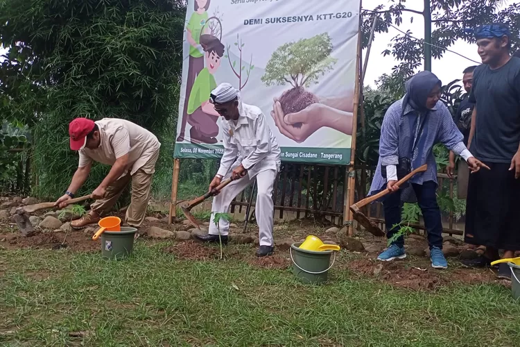 Penanaman pohon oleh Yayasan Peduli Lingkungan Hidup dihadiri Kanit LHK Bauntelkam Mabes Polri AKBP Muhammad Zaldi SE (istimewa )