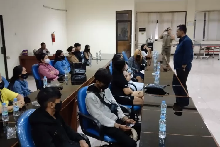 Operasi wanita tuna susila di Cibinong ini dilakukan dari sebuah kos di kawasan Kecamatan Cibinong, Selasa (8/11) malam.