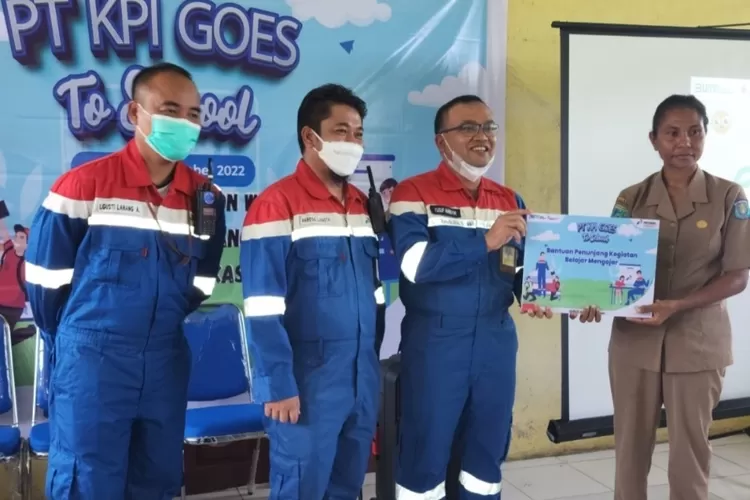 GM PT KPI RU VII - Yusuf Mansyur - Serahkan Donasi  kepada SMP 5  Seget Sorong Papua Barat (Istimewa)