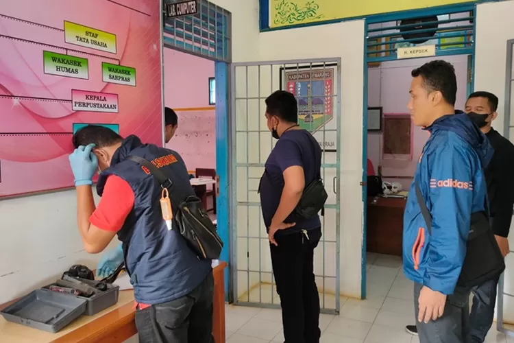 Polres Semarang melakukan olah TKP atas kejadian pencurian di dua sekolah Kabupaten Semarang.  (Polres Semarang)