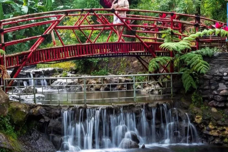 Foto di jembatan dengan nuansa Jepang, Destinasi Wisata 'Umbulan Tanaka' di Gunung Kawi Malang (Instagram/@codename_prayer)