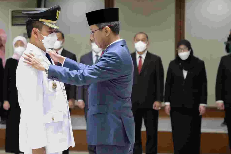 Pj Gubernur DKI Jakarta Heru Budi Hartono(kanan) melantik 11 pejabat tinggi pratama di  Balai Agung, Kamis (10/11/2022).