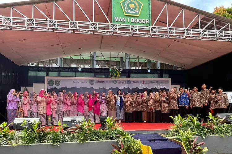 Foto Bareng para Guru MAN 1 Bogor dengan Miss Indonesia (Dok.Bogor Times)