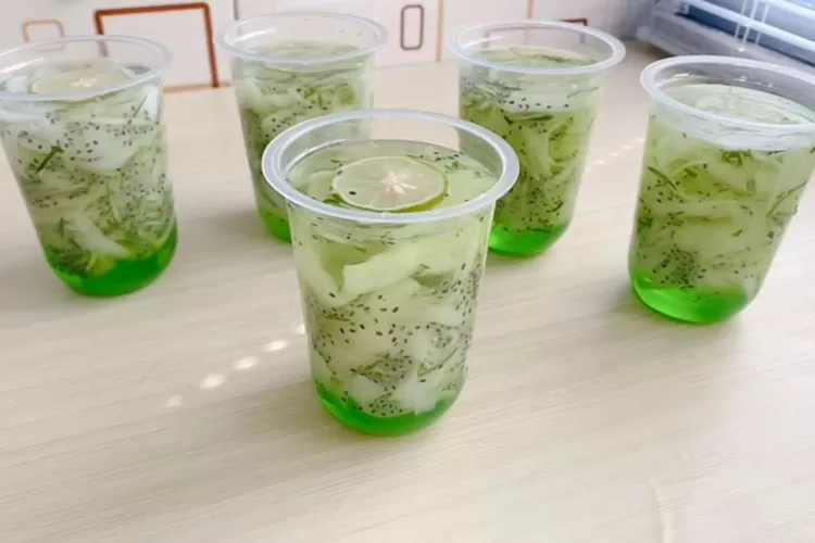 Ide Jualan Minuman Super Segar 'Es Slyber' dengan Isian Kelapa KW, Parutan Timun dan Selasih, Dijamin Nagih!