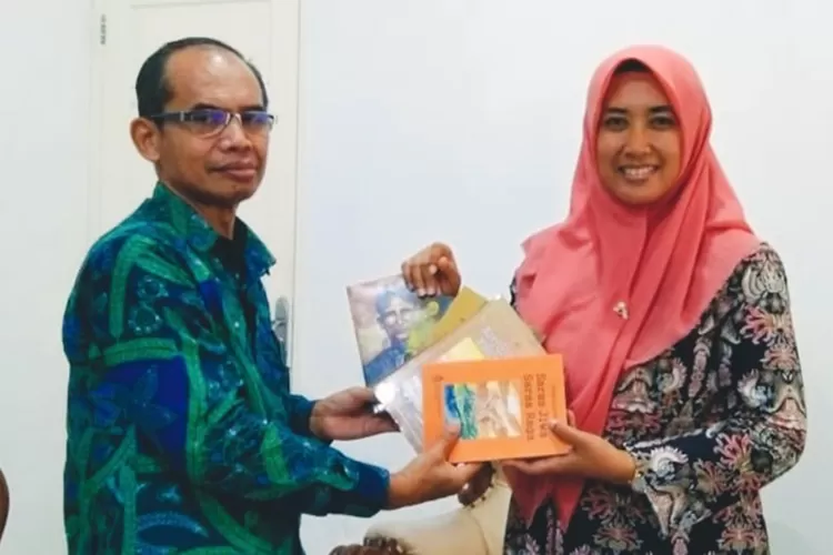 Bambang Nugroho Ketua PSJB Paramarta menyerahkan sejumlah buku kepada Hj. Emi Masruroh, S.Pd.  (Teguh Priyono)