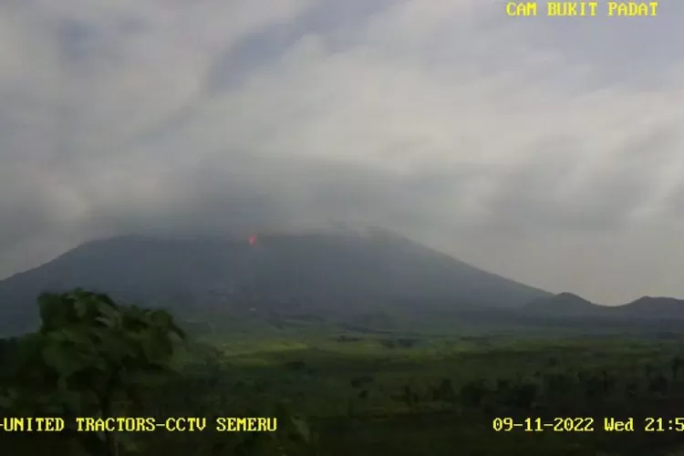 Aktivitas Gunung Semeru yang terpantau dari CCTV BPBD Lumajang pada Rabu (9/11/2022) malam.  (ANTARA/HO-BPBD Lumajang)