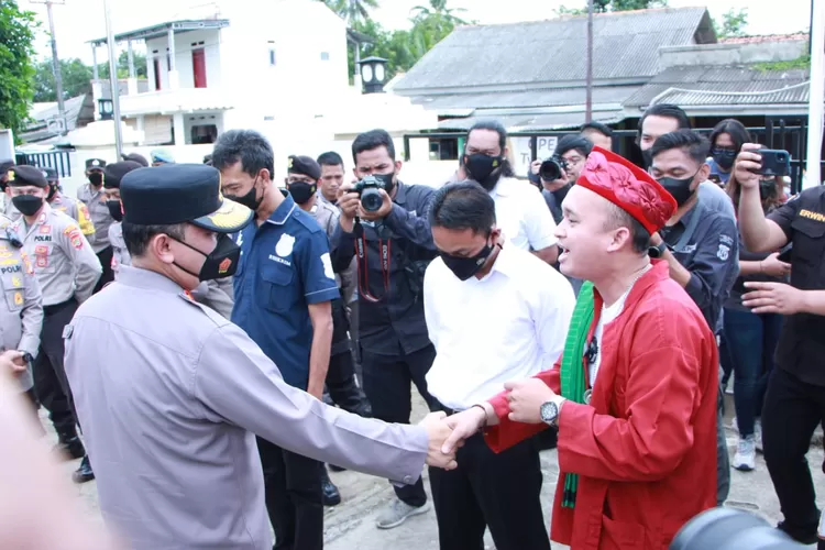Kapolda Metro Jaya Irjen M Fadil Imran kunjungi Polsek Muara Gembong, dalam kesempatan itu Kapolda minta Polisi menjadi sahabat masyarakat. (Sadono )