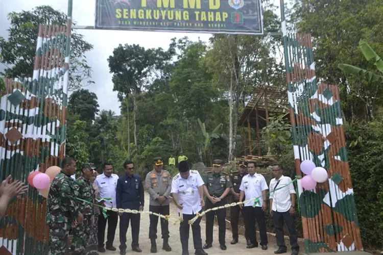 Wakil Bupati dan Dandim Kendal menutup TNI Manunggal Membangun Desa (TMMD) Sengkuyung tahap lll tahun 2022 di Desa Wirosari Patean.  (edi prayitno/kontributor Kendal)