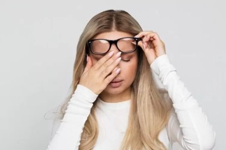 Cara melindungi mata bagi kamu yang sering mainan HP dan komputer  (Pinterest @Kraff Eye)