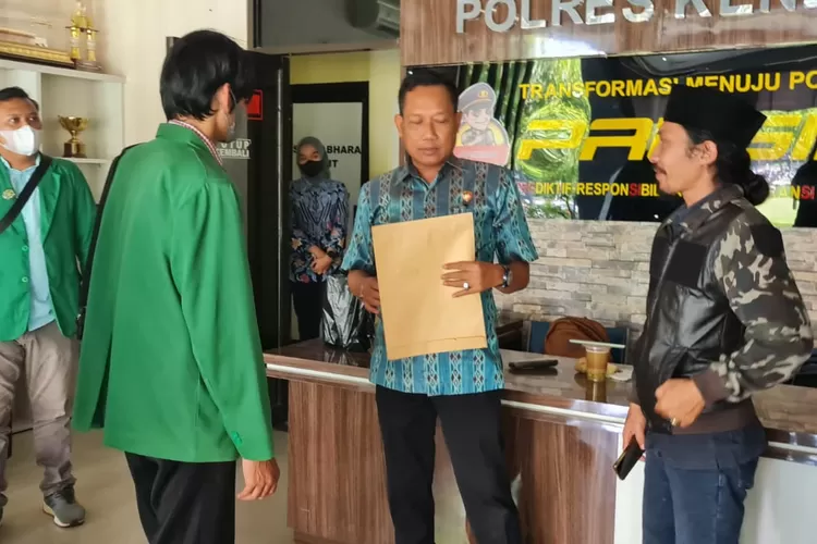 Pengurus PC Ansor Kendal didampingi LBH Ansor melaporkan akun @faizalassegaf di Polres Kendal Jumat 11 november 2022. (edi prayitno/kontributor Kendal)